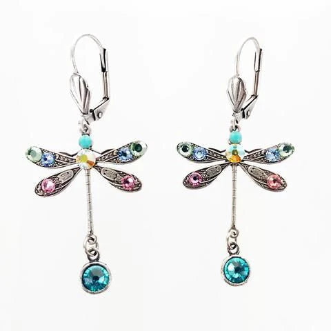Pendientes de libélula tallados encantadores para un look elegante