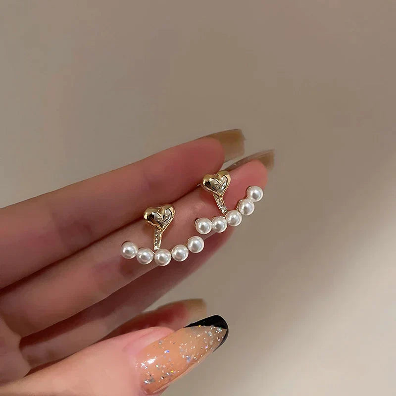 Pendientes de oro elegantes con corazones de perlas