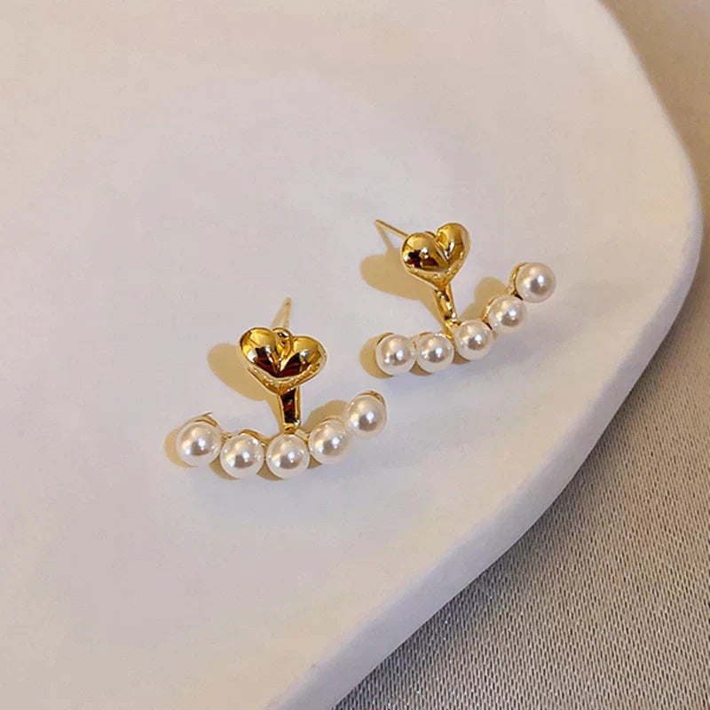 Pendientes de oro elegantes con corazones de perlas