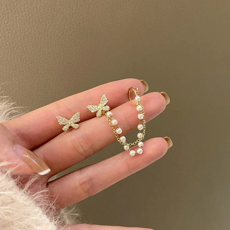 Pendientes de mariposa elegantes con brillantes circonitas y perlas preciosas en oro