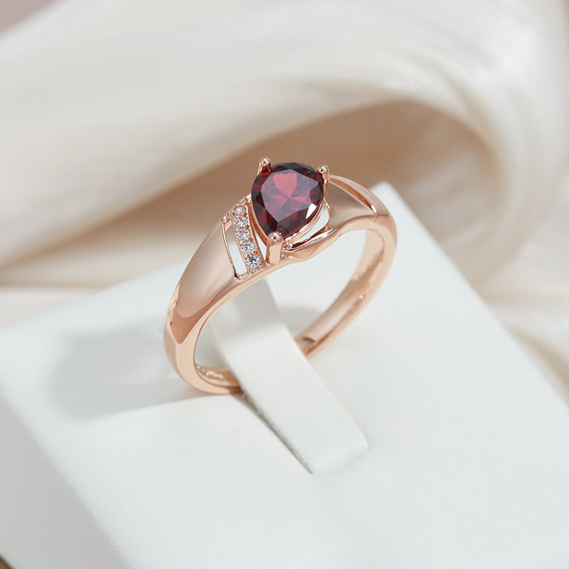 Anillo Ovalado Elegante con Zircón Rojo Natural