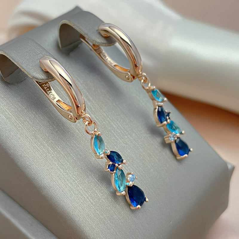 Pendientes fascinantes en azul y oro con cristales brillantes