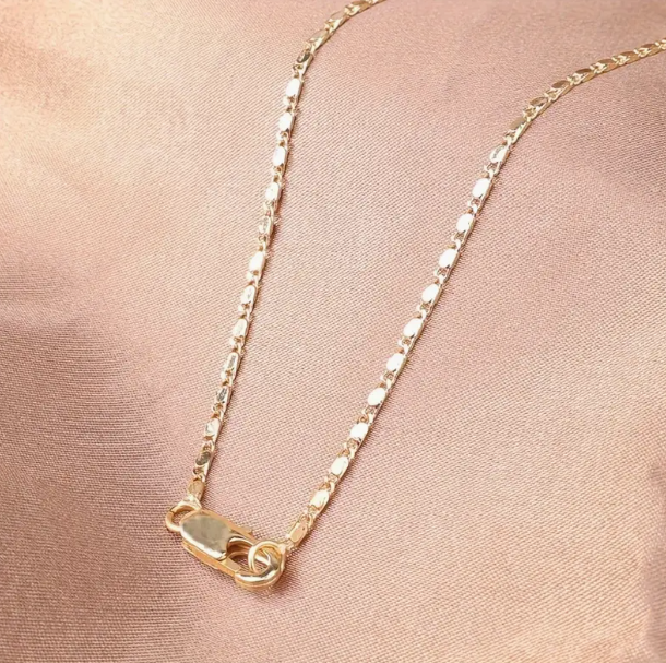 Collar punk elegante chapado en oro de 18K con diseño italiano