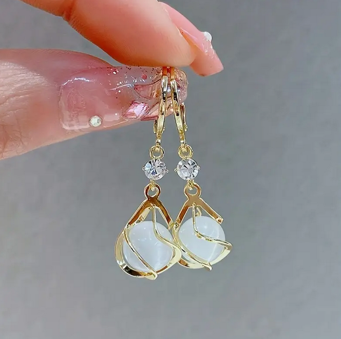 Pendientes de plata brillante con piedra lunar y brillantes cristales de imitación