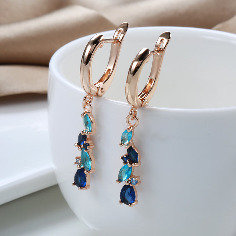Pendientes fascinantes en azul y oro con cristales brillantes
