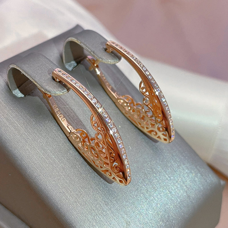 Pendientes dorados glamorosos con brillo exquisito