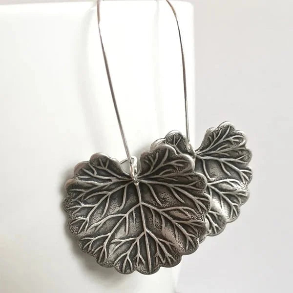 Elegantes aretes de plata hoja para un look atemporal