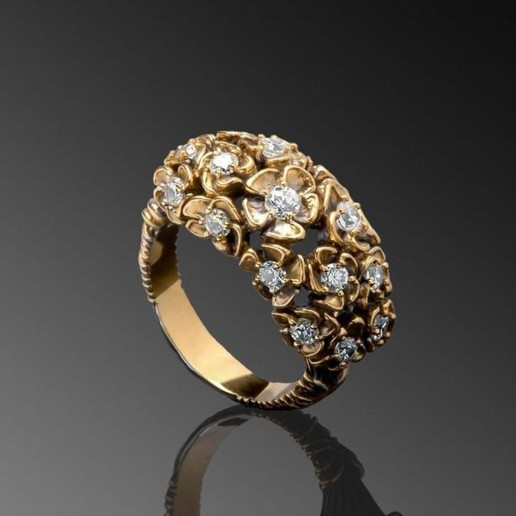 Anillo elegante y brillante con diseño de flores