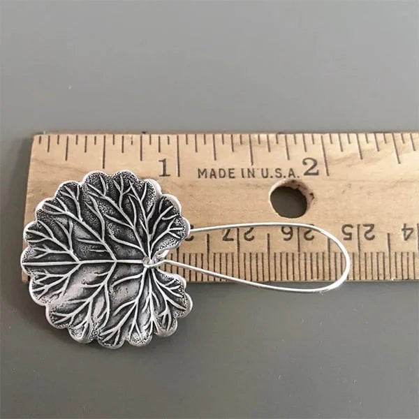 Elegantes aretes de plata hoja para un look atemporal