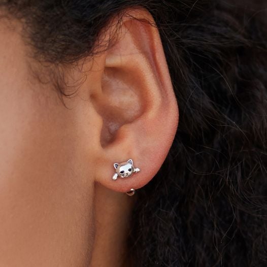 Pendientes de gatos plateados brillantes para looks juguetones