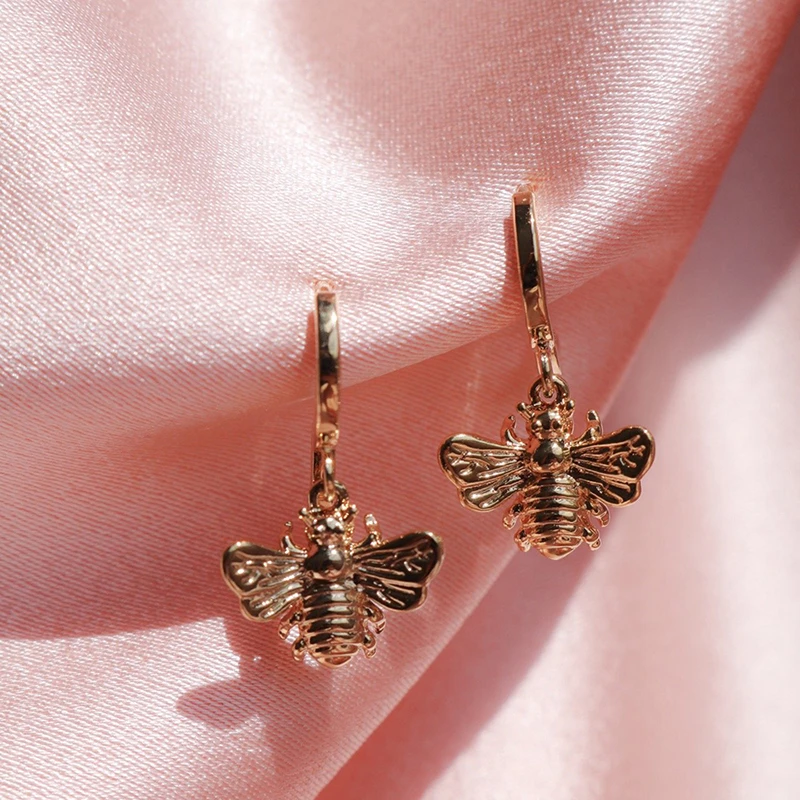 Pendientes de abeja dorados y lujosos para un look elegante