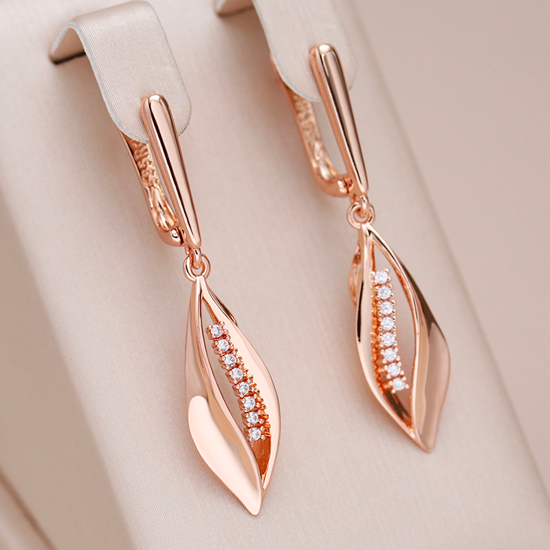 Pendientes elegantes en oro rosa con brillantes piedras de circonia