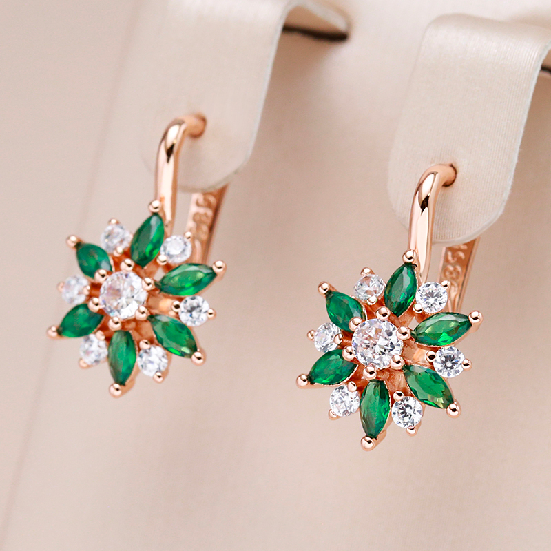 Exquisitos pendientes de flores de cristal verde para un toque de elegancia