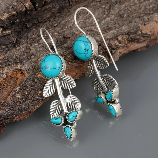 Elegantes aretes boho de plata con piedra turquesa