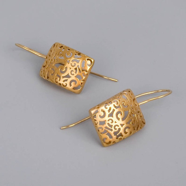 Pendientes dorados elegantes con diseño de hiedra