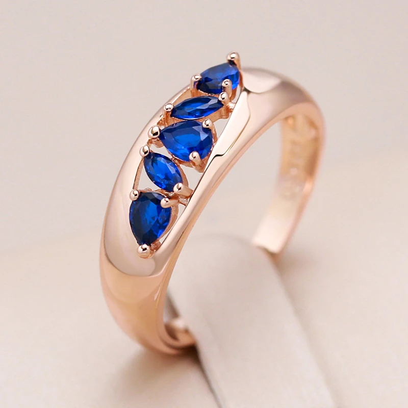 Anillo de oro elegante con inserto de zirconio azul brillante