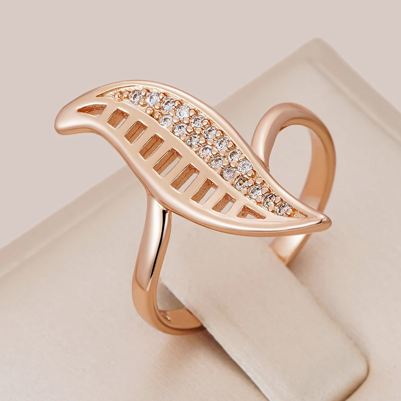 Anillo elegante de brillante oro de hoja