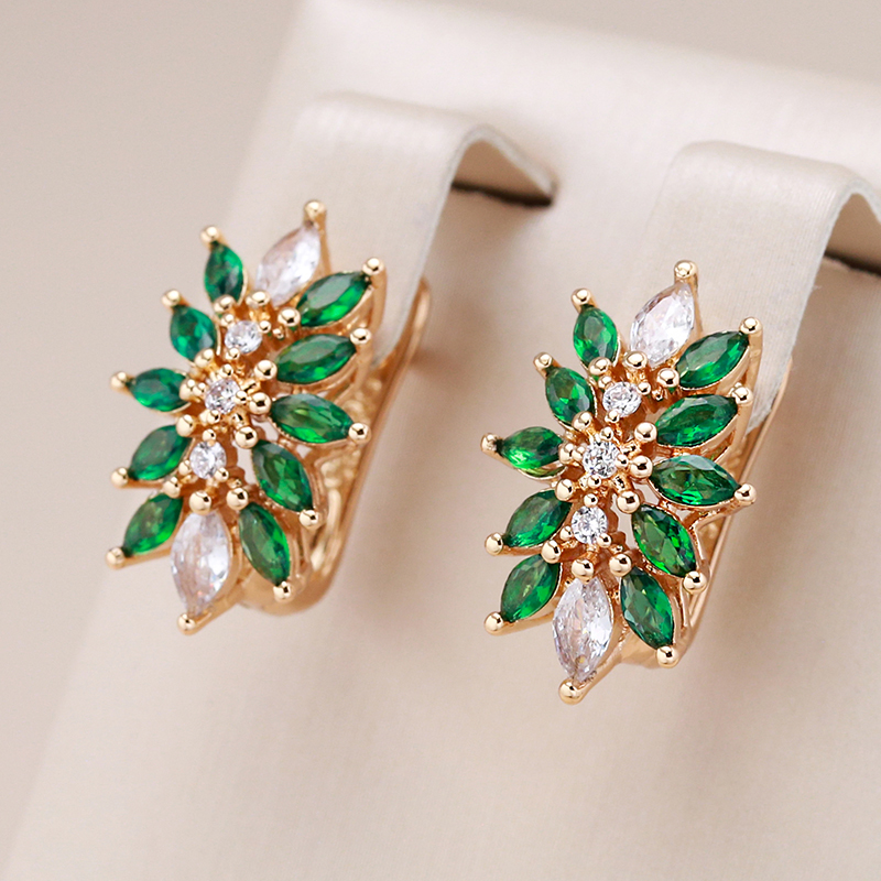 Fascinantes aretes dorados con cristales verdes y blancos