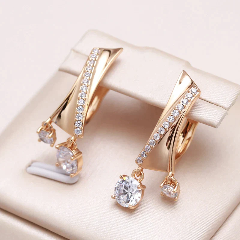 Aretes dorados elegantes con brillante cristal blanco