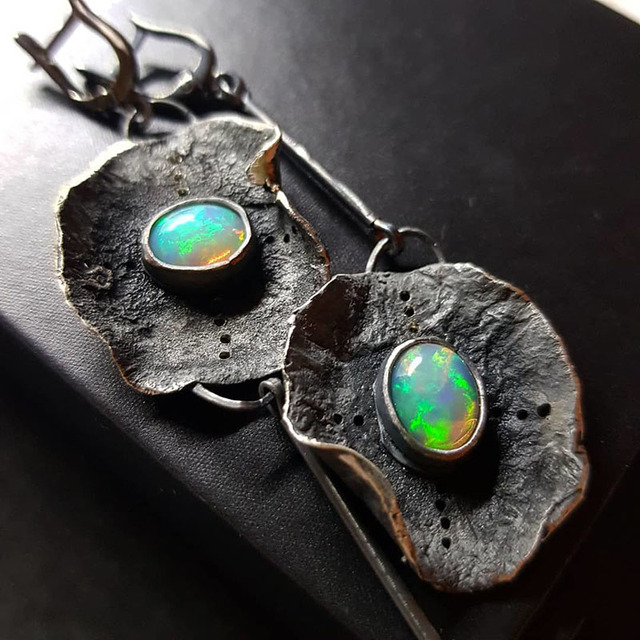 Pendientes Boho elegantes con brillante ópalo verde en plata refinada