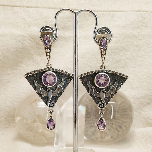Pendientes vintage elegantes de plata con brillantes circonitas moradas