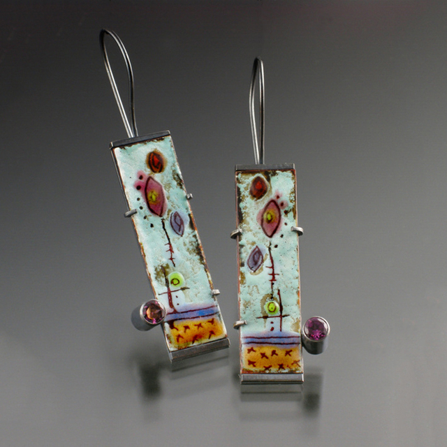 Pendientes vintage encantadores con esmalte atemporal