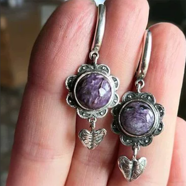 Pendientes vintage encantadores con brillantes piedras preciosas moradas