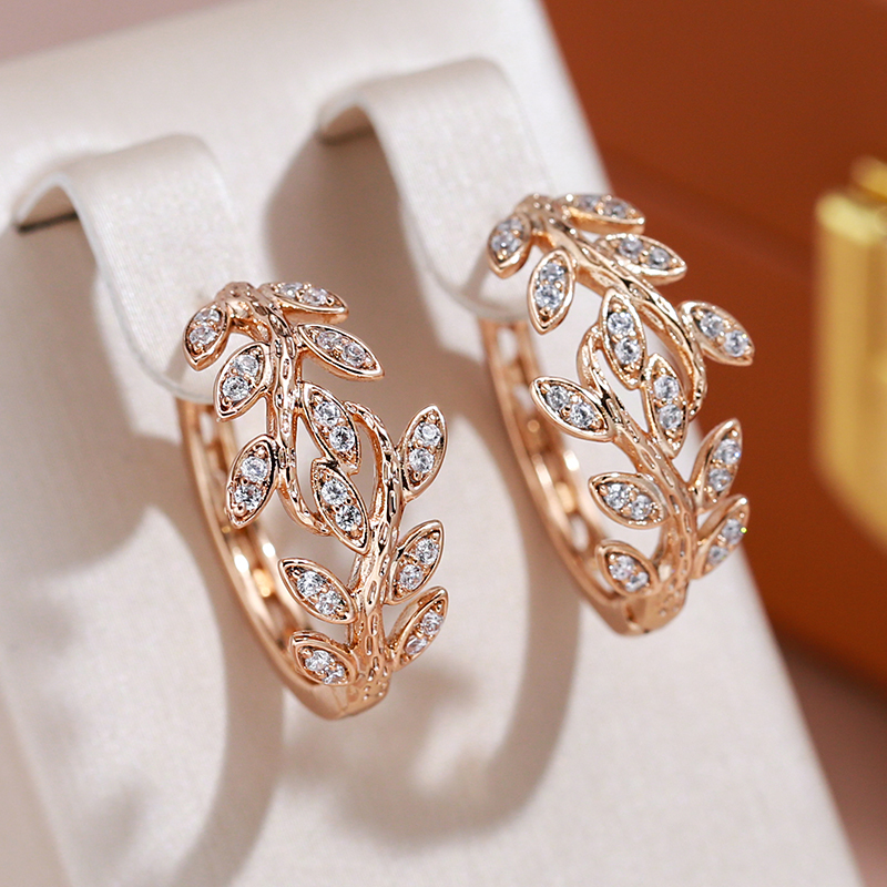 Pendientes de circonita suaves con un toque de elegancia y diseño de hoja