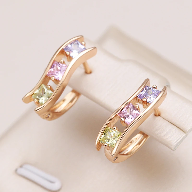 Pendientes de oro coloridos con brillantes piedras de circonia