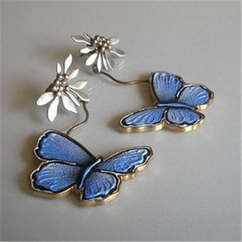 Aretes de mariposa azul claro elegantes