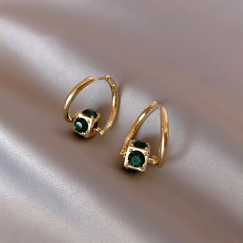 Elegantes pendientes verdes con lujoso acabado dorado
