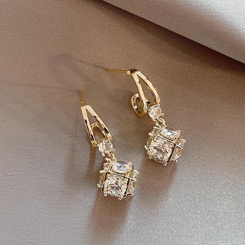 Pendientes Aurora Gold con brillantes Circonitas de Cubo