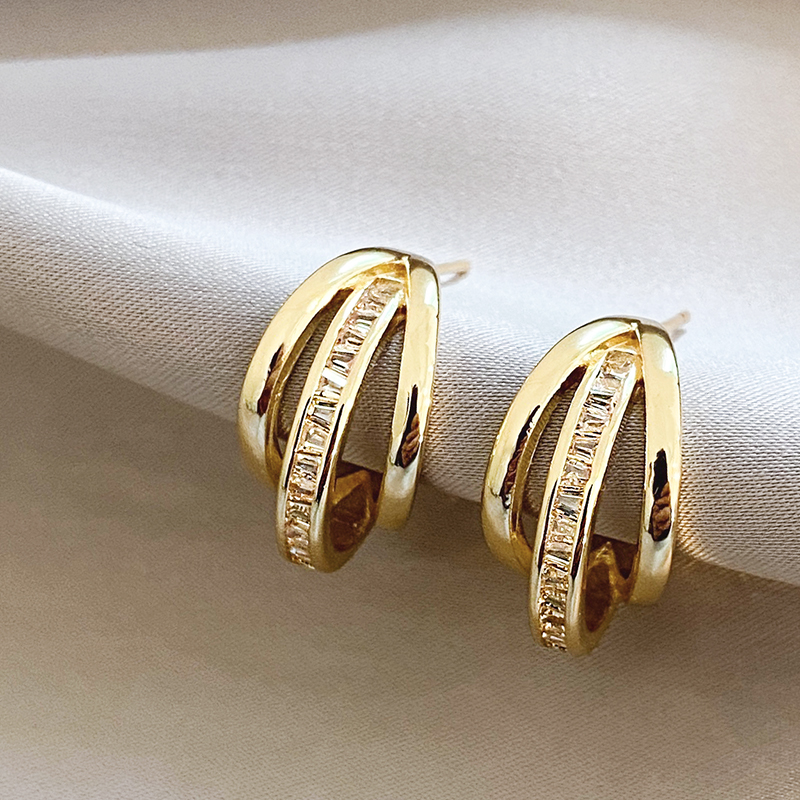 Elegantes aretes triples de oro de alta calidad