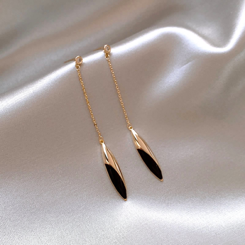 Elegantes pendientes oscuros dorados para cualquier ocasión