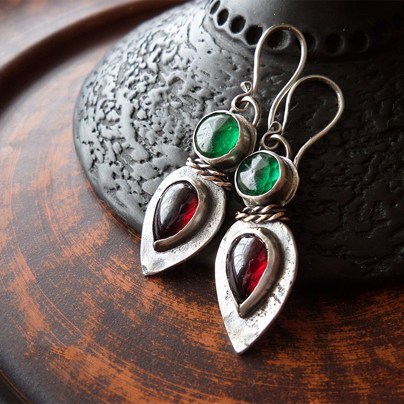 Pendientes vintage clásicos en rojo y verde