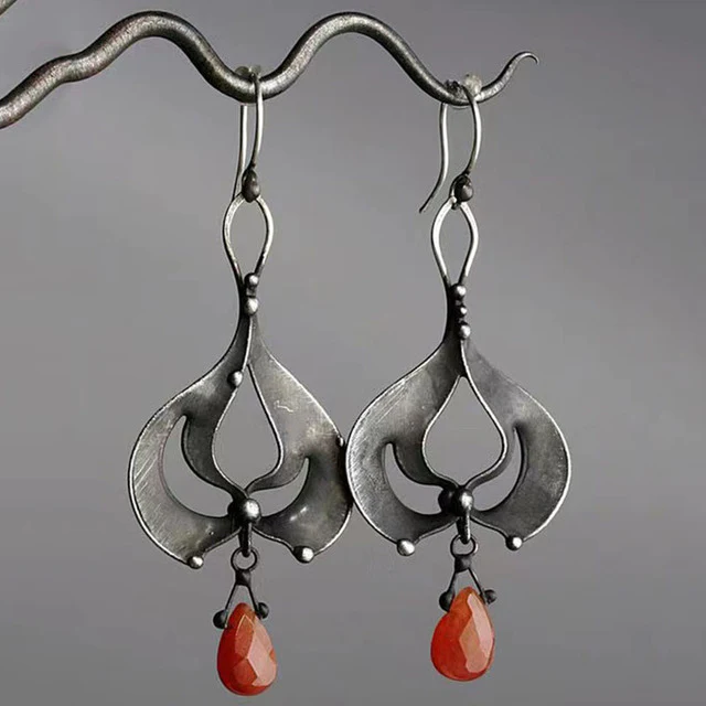 Pendientes vintage clásicos con brillante cristal rojo