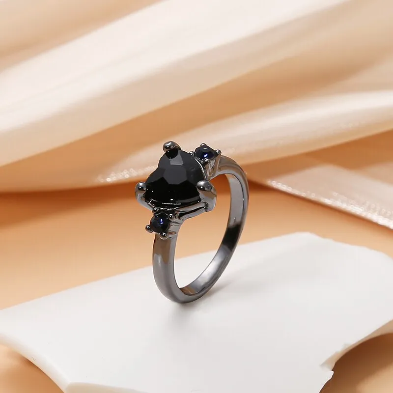Anillo de corazón negro elegante de plata de ley