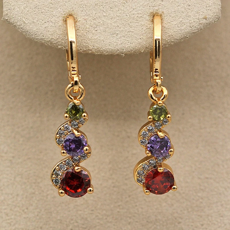 Pendientes glamurosos con zirconia dorada brillante