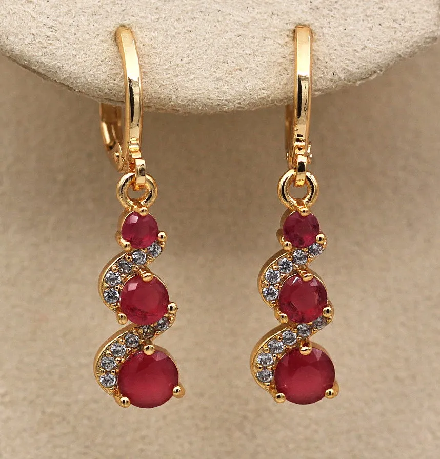 Pendientes glamurosos con zirconia dorada brillante