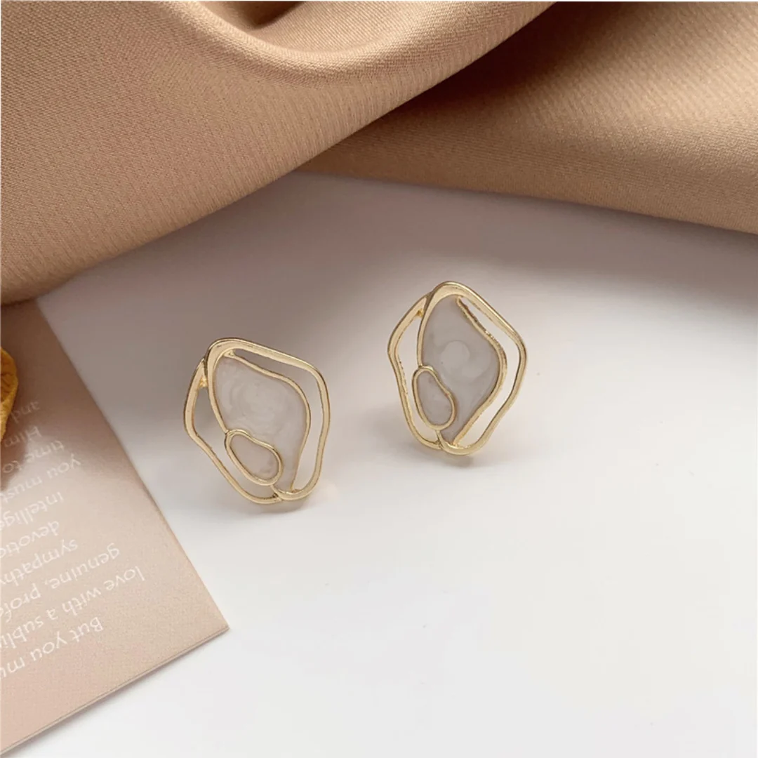 Pendientes blancos elegantes para cualquier ocasión