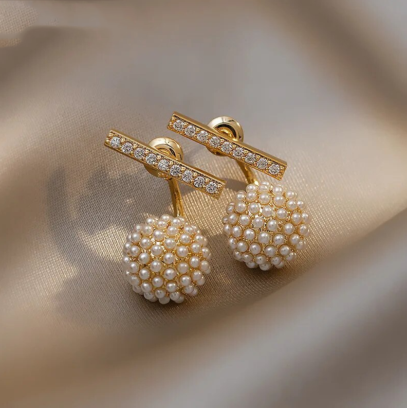 Pendientes de perlas fascinantes con intrincadas incrustaciones
