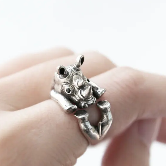 Anillo de plata elegante con diseño de rinoceronte
