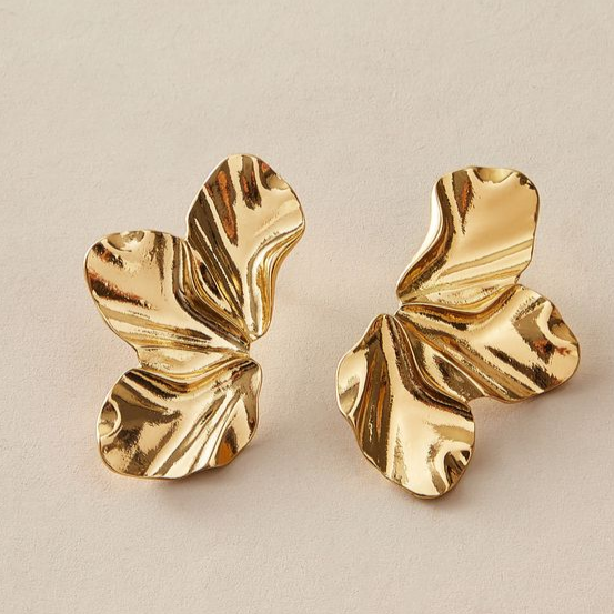 Elegantes aretes vintage en diseño de oro irregular