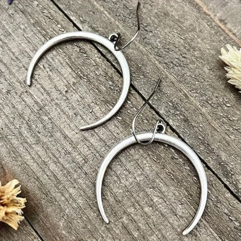 Elegantes pendientes de media luna vintage de oro y plata de alta calidad