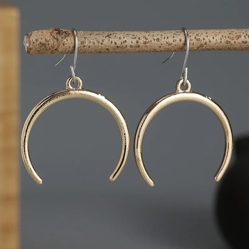 Elegantes pendientes de media luna vintage de oro y plata de alta calidad