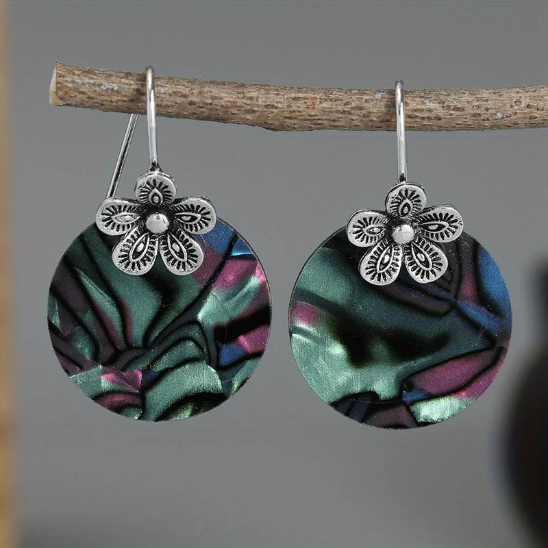 Pendientes vintage fascinantes con diseño colorido
