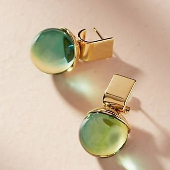Pendientes vintage elegantes con brillante cristal verde en oro noble