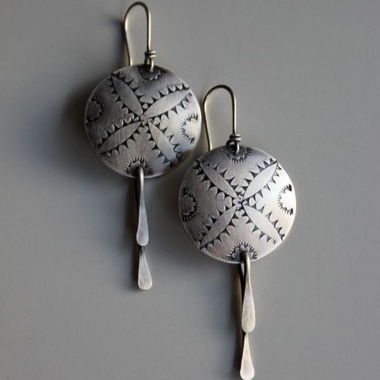 Pendientes de plata redondos étnicos vintage elegantes