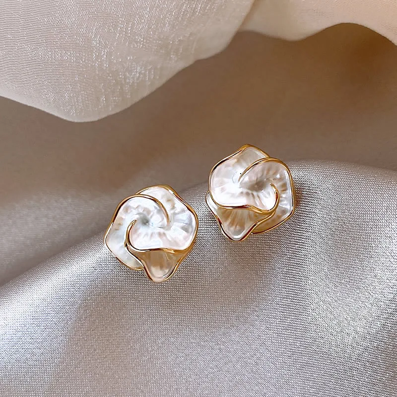 Pendientes elegantes con esmalte blanco atemporal