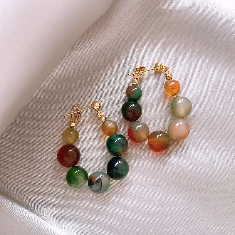 Piedras multicolores fascinantes: Pendientes elegantes para una apariencia glamorosa